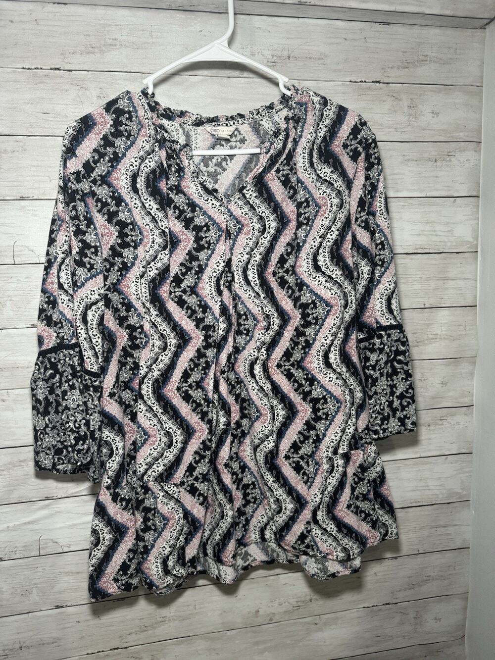 Cato Women’s Cute Blouse Plus Size 18-20W Bell Sleeve V Neck Top Multicolor EUC